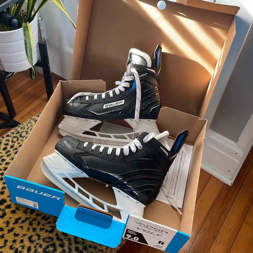 NIB Bauer Sz 9 men’s Vapor Volt skates